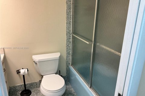 Condo in Hollywood, Florida, 2 bedrooms  № 1997016 - photo 22