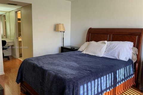 Condo in Hollywood, Florida, 2 bedrooms  № 1997016 - photo 18