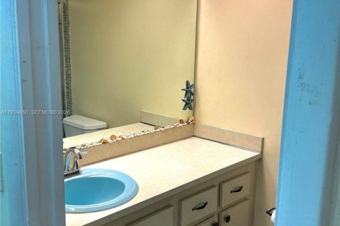 Condo in Hollywood, Florida, 2 bedrooms  № 1997016 - photo 23