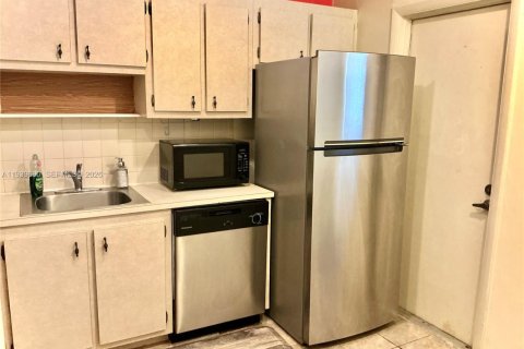 Condo in Hollywood, Florida, 2 bedrooms  № 1997016 - photo 7