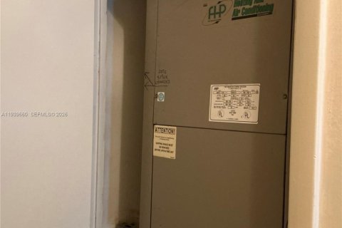 Condo in Hollywood, Florida, 2 bedrooms  № 1997016 - photo 9