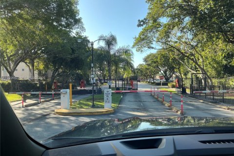 Condo in Hollywood, Florida, 2 bedrooms  № 1997016 - photo 2