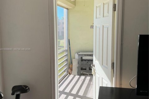 Condo in Hollywood, Florida, 2 bedrooms  № 1997016 - photo 24