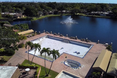 Condo in Hollywood, Florida, 2 bedrooms  № 1997016 - photo 27