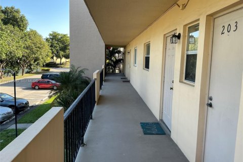 Condo in Hollywood, Florida, 2 bedrooms  № 1997016 - photo 6