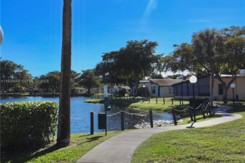 Condo in Hollywood, Florida, 2 bedrooms  № 1997016 - photo 25