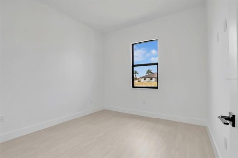 House in Cape Coral, Florida 3 bedrooms, 142.05 sq.m. № 2195760 - photo 30