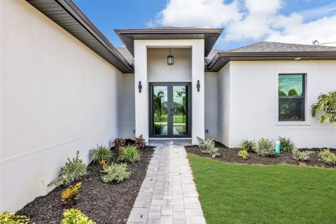 House in Cape Coral, Florida 3 bedrooms, 142.05 sq.m. № 2195760 - photo 4