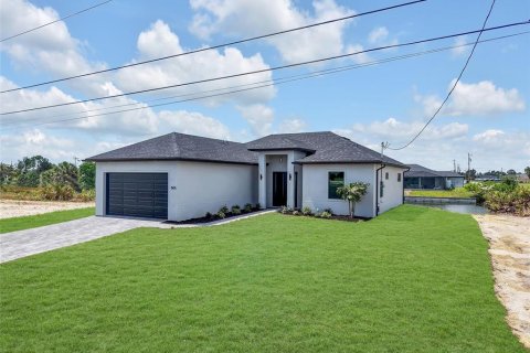 House in Cape Coral, Florida 3 bedrooms, 142.05 sq.m. № 2195760 - photo 2