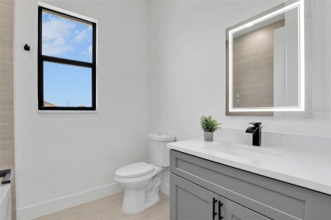 House in Cape Coral, Florida 3 bedrooms, 142.05 sq.m. № 2195760 - photo 28