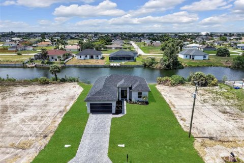 House in Cape Coral, Florida 3 bedrooms, 142.05 sq.m. № 2195760 - photo 3