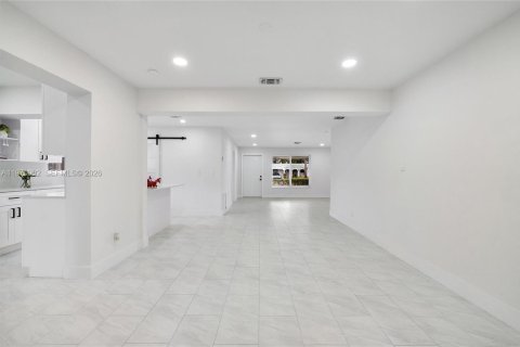 Купить виллу или дом в Лодерхилл, Флорида 4 спальни, 167.04м2, № 2042948 - фото 8