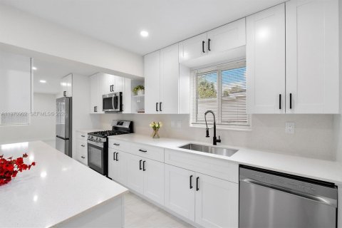 Дом в Лодерхилл, Флорида 4 спальни, 167.04м2 № 2042948