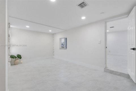 Купить виллу или дом в Лодерхилл, Флорида 4 спальни, 167.04м2, № 2042948 - фото 19