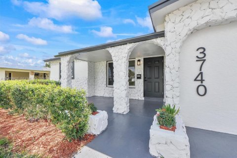 Купить виллу или дом в Лодерхилл, Флорида 4 спальни, 167.04м2, № 2042948 - фото 25