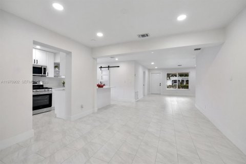 Купить виллу или дом в Лодерхилл, Флорида 4 спальни, 167.04м2, № 2042948 - фото 7