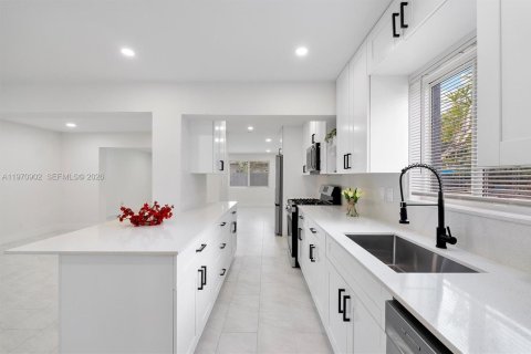 Купить виллу или дом в Лодерхилл, Флорида 4 спальни, 167.04м2, № 2042948 - фото 2