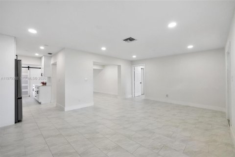 Купить виллу или дом в Лодерхилл, Флорида 4 спальни, 167.04м2, № 2042948 - фото 9