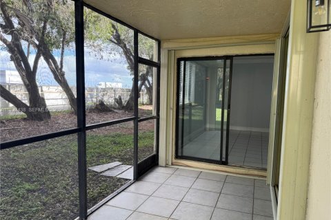 Снять в аренду кондоминиум в Уэстон, Флорида 3 спальни, 114.08м2, № 1990635 - фото 29