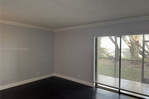 Снять в аренду кондоминиум в Уэстон, Флорида 3 спальни, 114.08м2, № 1990635 - фото 16