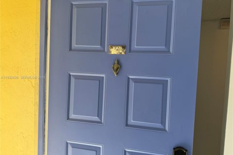 Снять в аренду кондоминиум в Уэстон, Флорида 3 спальни, 114.08м2, № 1990635 - фото 3