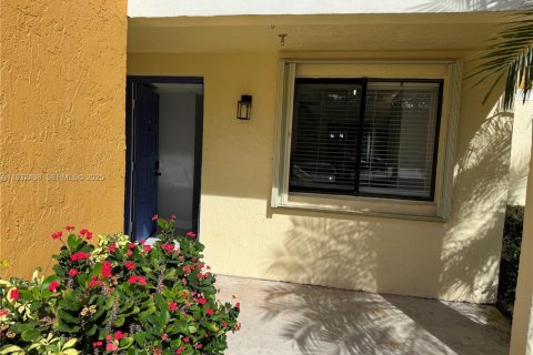 Снять в аренду кондоминиум в Уэстон, Флорида 3 спальни, 114.08м2, № 1990635 - фото 1