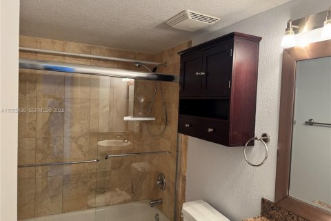 Снять в аренду кондоминиум в Уэстон, Флорида 3 спальни, 114.08м2, № 1990635 - фото 11