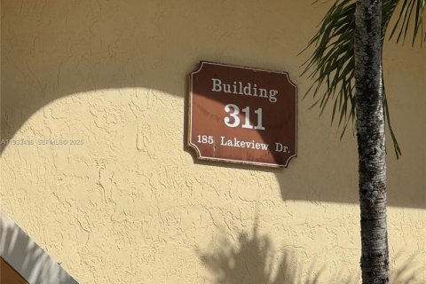 Снять в аренду кондоминиум в Уэстон, Флорида 3 спальни, 114.08м2, № 1990635 - фото 2