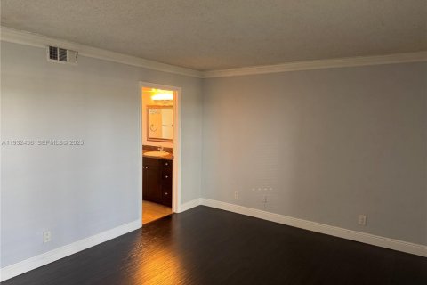 Снять в аренду кондоминиум в Уэстон, Флорида 3 спальни, 114.08м2, № 1990635 - фото 17