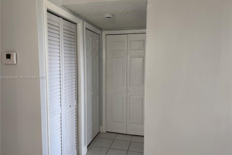 Снять в аренду кондоминиум в Уэстон, Флорида 3 спальни, 114.08м2, № 1990635 - фото 12