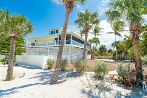 House in Placida, Florida 4 bedrooms, 256.78 sq.m. № 2140059 - photo 2