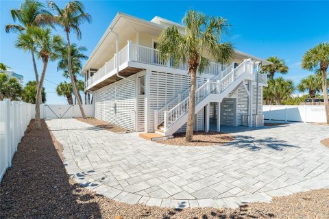 House in Placida, Florida 4 bedrooms, 256.78 sq.m. № 2140059 - photo 8