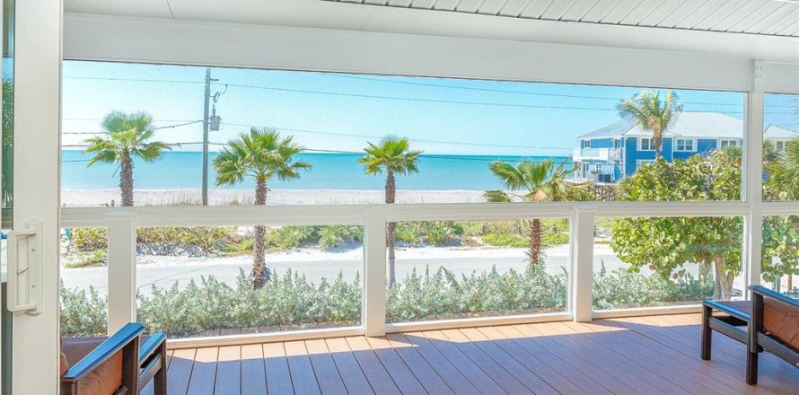 House in Placida, Florida 4 bedrooms, 256.78 sq.m. № 2140059
