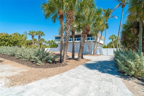 House in Placida, Florida 4 bedrooms, 256.78 sq.m. № 2140059 - photo 3