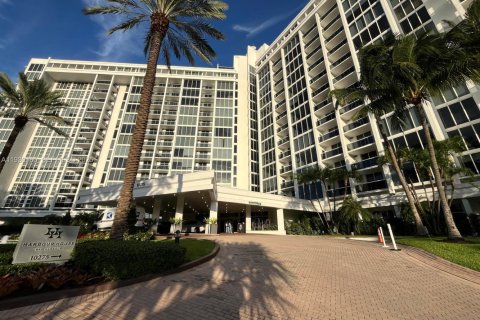 Снять в аренду кондоминиум в Бэл-Харбор, Флорида 44.69м2, № 1989500 - фото 1