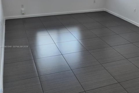 Appartement à louer à Cutler Bay, Floride: 2 chambres, 40372.35 m2 № 2029838 - photo 2