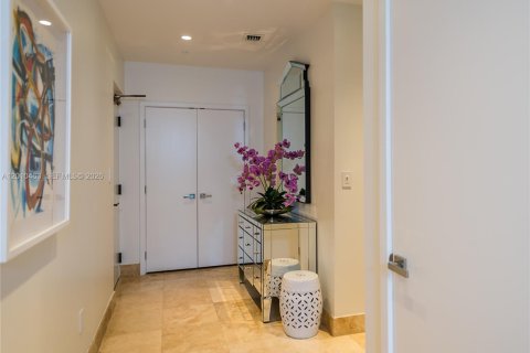 Condo in Miami Beach, Florida, 2 bedrooms  № 2076655 - photo 9