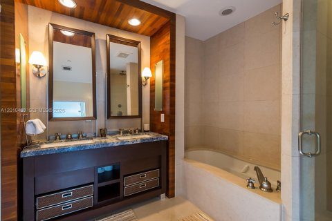 Condo in Miami Beach, Florida, 2 bedrooms  № 2076655 - photo 11