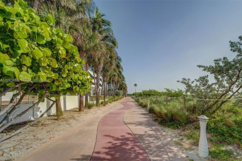 Condo in Miami Beach, Florida, 2 bedrooms  № 2076655 - photo 17