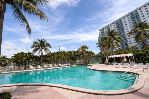Condo in Sunny Isles Beach, Florida, 1 bedroom  № 2056062 - photo 10