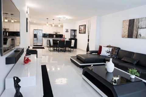 Condo in Sunny Isles Beach, Florida, 1 bedroom  № 2056062 - photo 2