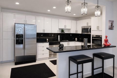 Condo in Sunny Isles Beach, Florida, 1 bedroom  № 2056062 - photo 3