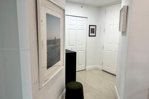 Condo in Aventura, Florida, 2 bedrooms  № 1877545 - photo 12