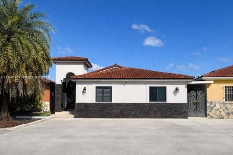 House in Hialeah Gardens, Florida 4 bedrooms, 115.2 sq.m. № 2152691