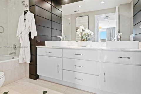 Condominio en venta en Bal Harbour, Florida, 2 dormitorios, 209.03 m2 № 1937455 - foto 25