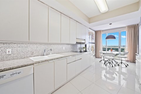 Condominio en venta en Bal Harbour, Florida, 2 dormitorios, 209.03 m2 № 1937455 - foto 15