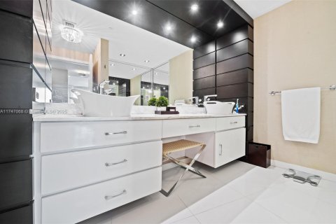 Condominio en venta en Bal Harbour, Florida, 2 dormitorios, 209.03 m2 № 1937455 - foto 21