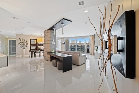 Condominio en venta en Bal Harbour, Florida, 2 dormitorios, 209.03 m2 № 1937455 - foto 2