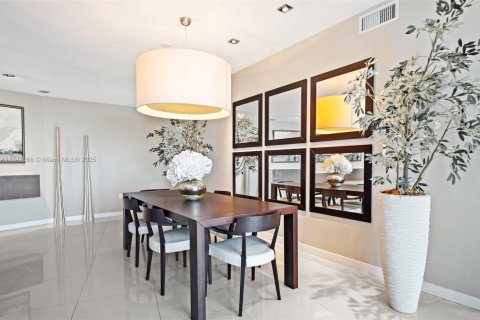 Condominio en venta en Bal Harbour, Florida, 2 dormitorios, 209.03 m2 № 1937455 - foto 7