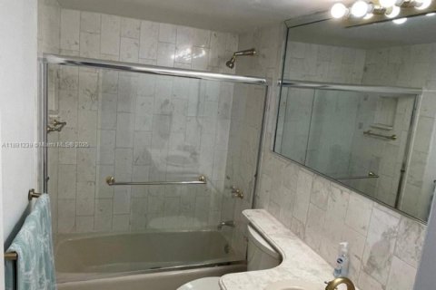 Купить кондоминиум в Майами-Бич, Флорида 2 спальни, 115.66м2, № 1944557 - фото 18